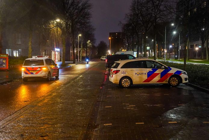 Een man heeft met een steekwapen een overval op de Plus aan de Woenselsestraat in Eindhoven gepleegd. De overvaller is met een onbekend geldbedrag gevlucht.
