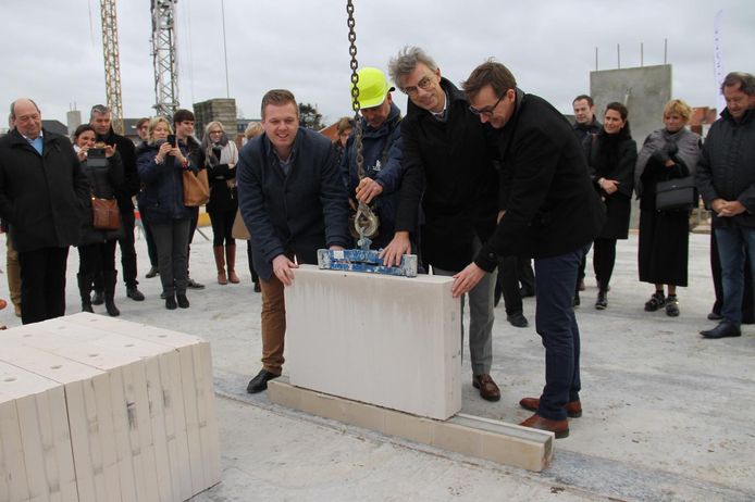 Burgemeester Bert Maertens, architect Tim Wielfaert en bouwheer Christophe Verstraete leggen de eerste steen van het project.
