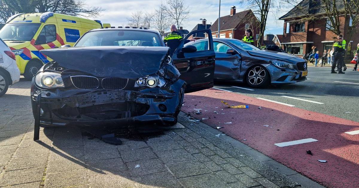 Varviksingel in Enschede tijdelijk afgesloten na aanrijding.