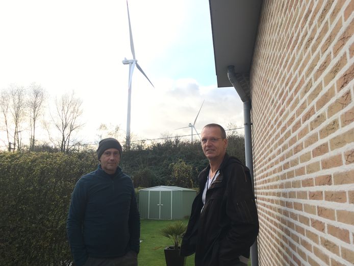 Mario Van Eeghem en Tony Baetslé aan het huis van Mario. De windmolen staat vlakbij.