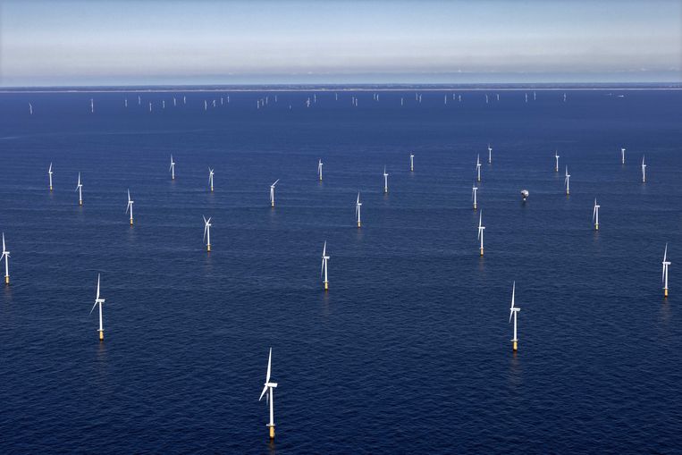  Luchtfoto van het windmolenpark voor de kust van Egmond aan Zee. Het is het eerste offshore windmolenpark dat in Nederland is gebouwd, 2021. Beeld ANP