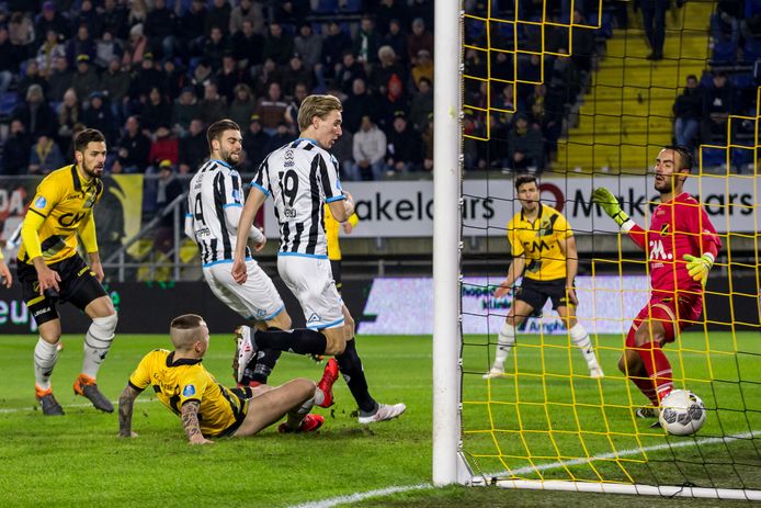 Vincent Vermeij scoort namens Heracles in het Rat Verlegh Stadion.