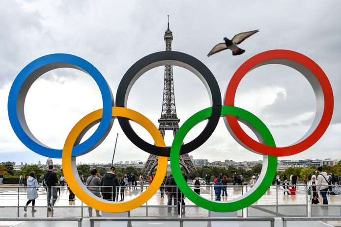 De Olympische ringen voor de Eiffeltoren in Parijs.