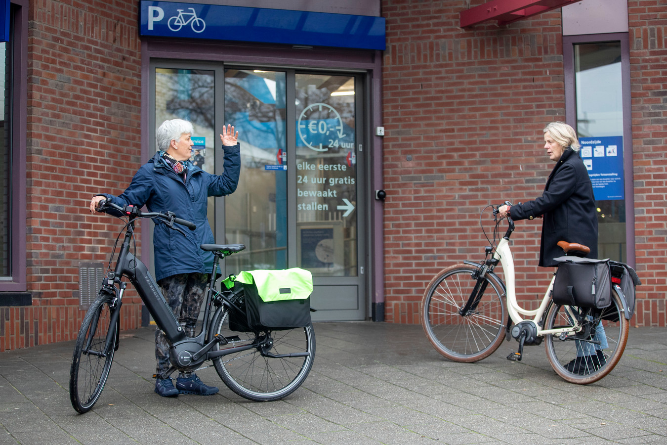 Ilse van der Put (links) is tot twee keer toe bestolen van haar elektrische fiets in de ‘onbewaakte’ fietsenstalling van Station Ede-Wageningen.