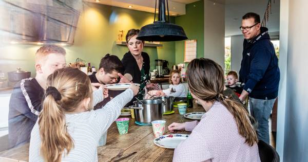 Met Acht Kinderen Is Linda Uit Boskoop Moeder Juf En Agent We Hebben Maar Een Laptop Alphen Ad Nl