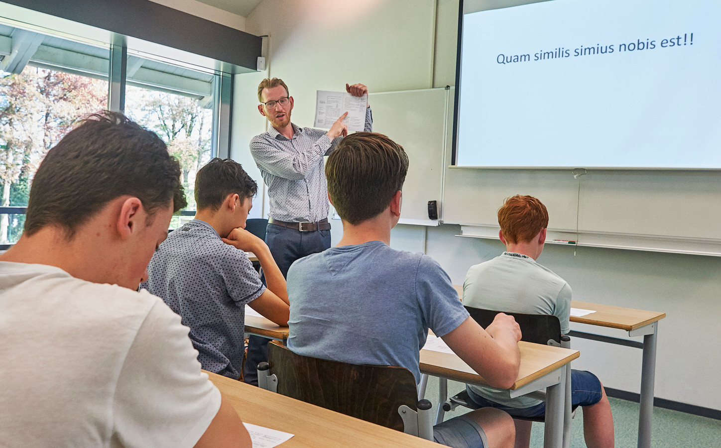 Op Bernrode in Heeswijk Dinther krijgen leerlingen Latijnse les door docent Jan Bart van het Ichthuscollege in Veenendaal. Met Latijn als voertaal!