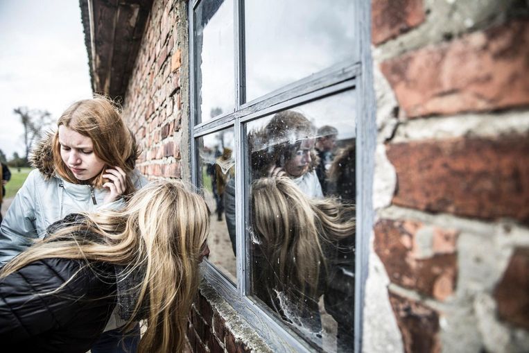 Een leerling kijkt door het raam van een barak. Beeld Marlena Waldthausen