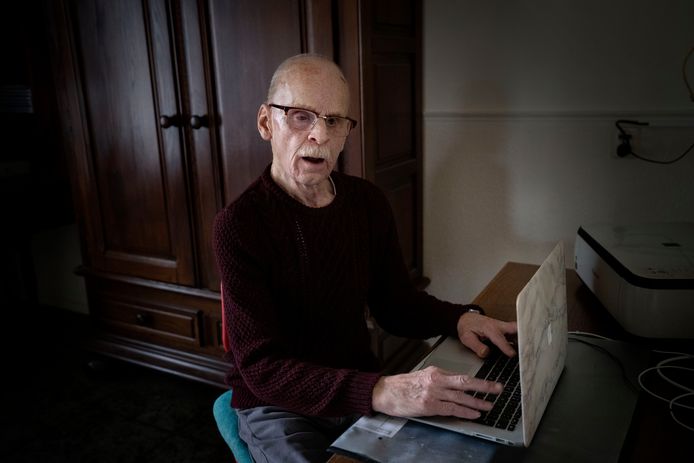 Jan Lormans maakt aantekeningen op zijn laptop.