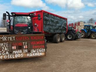 Veertig tractoren rijden bedrijfsterrein op waar Jan Jambon te gast is: “We willen gehoord worden”