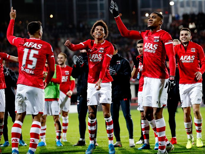 Myron Boadu en Calvin Stengs vieren de 1-0 zege Ajax. AZ was in de beide competitiewedstrijden te sterk voor de Amsterdammers.