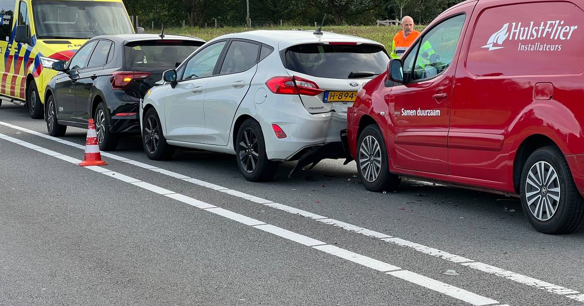 Gewonde, blikschade en file door kettingbotsing op de IJsseldijk bij Diepenveen.
