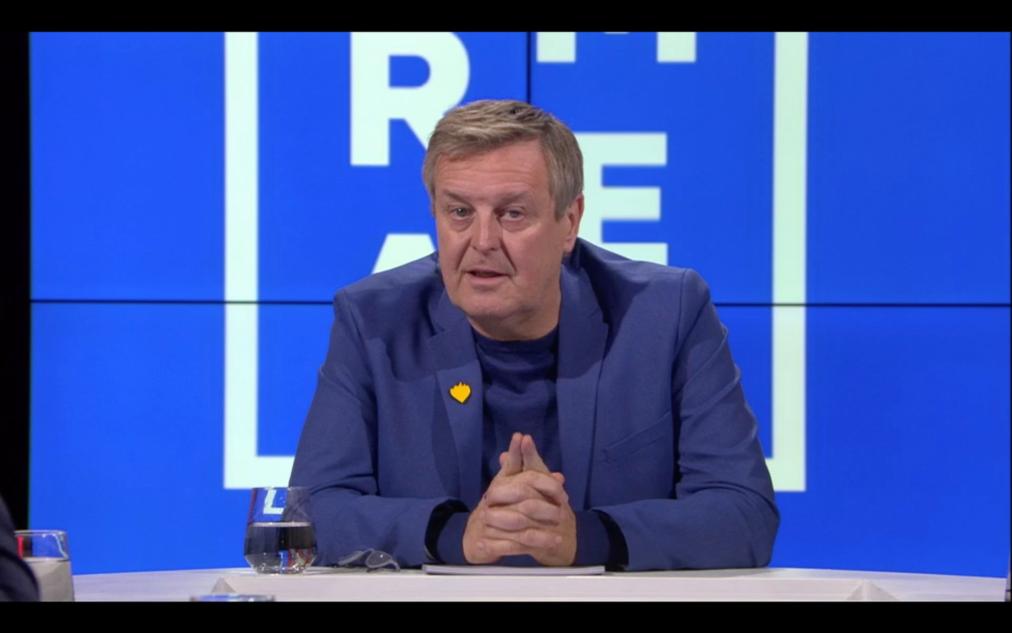 Frank Raes zegt vaarwel tegen de openbare omroep: “Ik vertrek tevreden ...