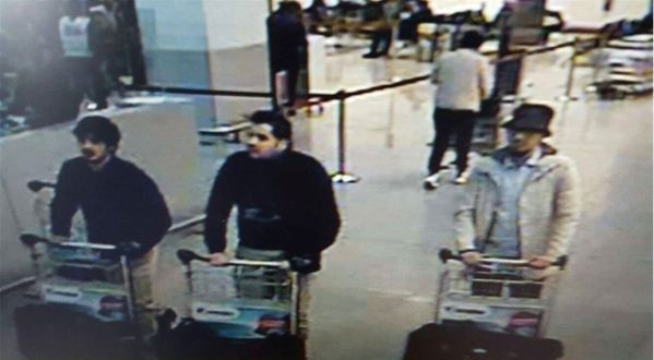 Rechts Mohamed Abrini, de ‘man met het hoedje’. De foto werd gemaakt voor de aanslag op het vliegveld.
