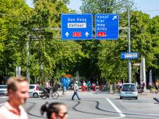 Mysterieus bewegwijzeringsbord stuurt automobilist over Lange Voorhout naar niet bestaande snelweg A11 
