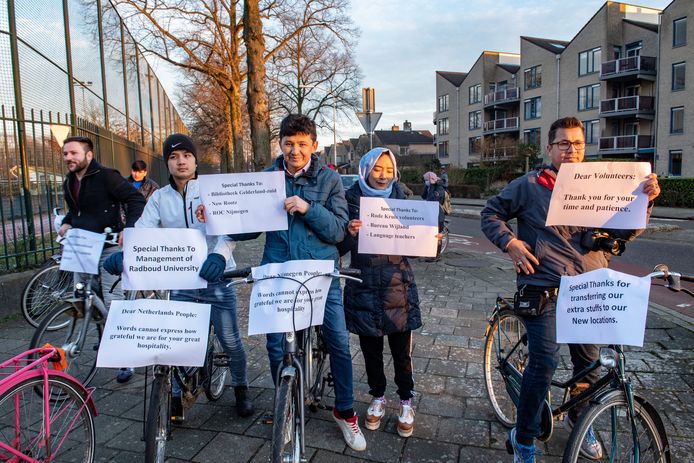 Enkele Afghaanse bewoners van Heumensoord bedankten Nijmegen voor de gastvrijheid vorige week, voordat zij naar elders werden overgeplaatst.
