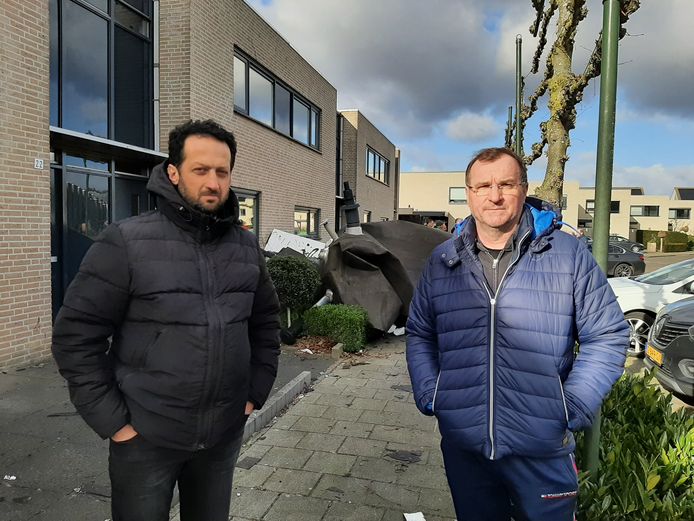 Deniz Gumus en Fehim Resic voor hun woningen in de Maczekstraat waar vrijdag de daken van af waaiden