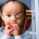 Vader maakt schattige oogpleisters voor dochter met lui oog