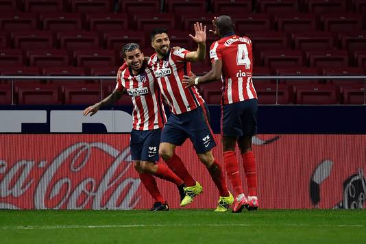 Atletico Madrid's Uruguayan forward Luis Suarez (C) celebrates with Atletico Madrid's Argentine forward Angel Correa (L) and Atletico Madrid's French midfielder Geoffrey Kondogbia after scoring a second goal during the Spanish league football match between Club Atletico de Madrid and RC Celta de Vigo at the Wanda Metropolitano stadium in Madrid on February 8, 2021. (Photo by PIERRE-PHILIPPE MARCOU / AFP)