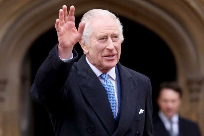 Koning Charles III zwaait naar het publiek na de paasdienst eind maart in St. George's Chapel op Windsor Castle.