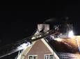 De brand kwam uit het dak van de woning