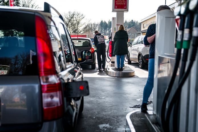Drukte bij een tankstation van Lukoil in het Belgische Lommel. Vanwege de verlaging van de accijns op brandstof door de Belgische regering gaan veel Nederlanders de grens over om te tanken.