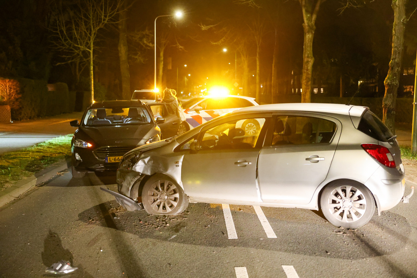 Bestuurder gaat er te voet vandoor na ongeluk in Zeist | Foto ...