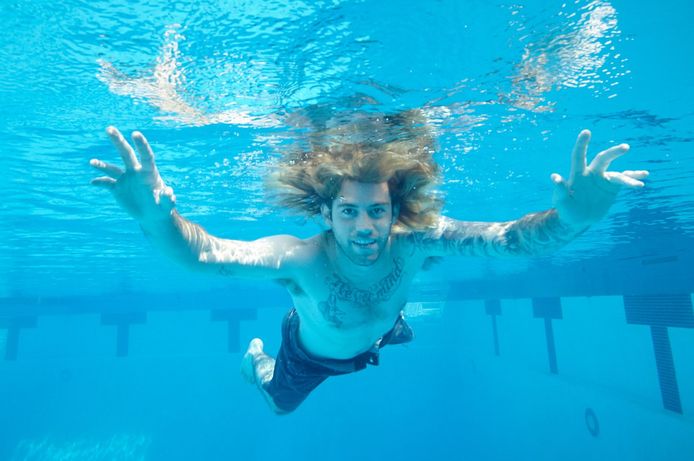 Spencer Elden reproduisant la célèbre pochette de l'album Nevermind de Nirvana.