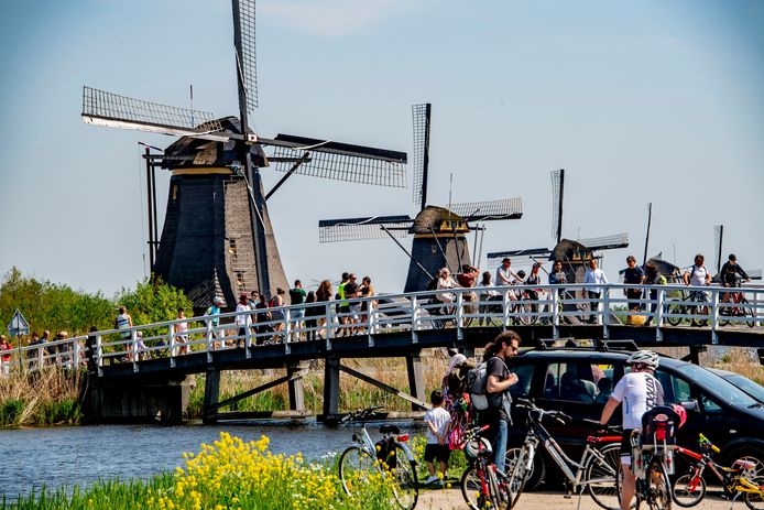 Het nieuwe systeem moet parkeeroverlast door bezoekers aan de beroemde molens van Kinderdijk voorkomen. Deze foto is van vorig jaar zomer.