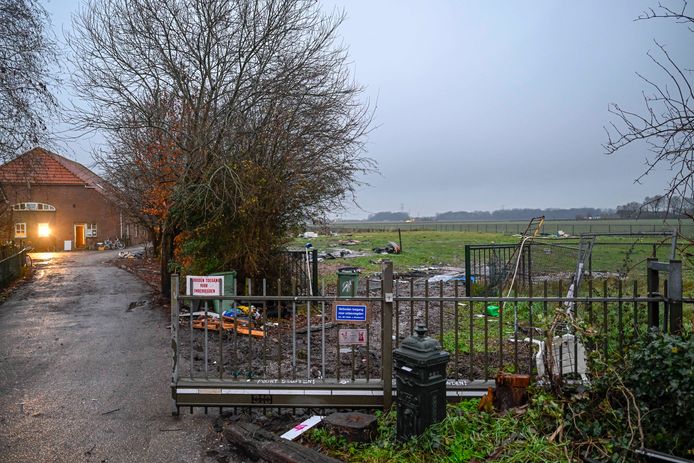 Op deze plek aan de Molendijk in Standdaarbuiten vonden een jaar lang bijna maandelijks drukbezochte teknofeesten plaats.