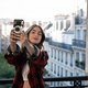 ‘Emily in Paris’ bulkt van de clichés, maar waarom schieten de Fransen juist nú in een colère?