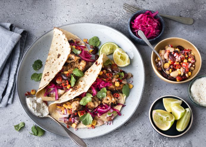 Mexicaanse viswrap met bonensalsa en rode kool.
