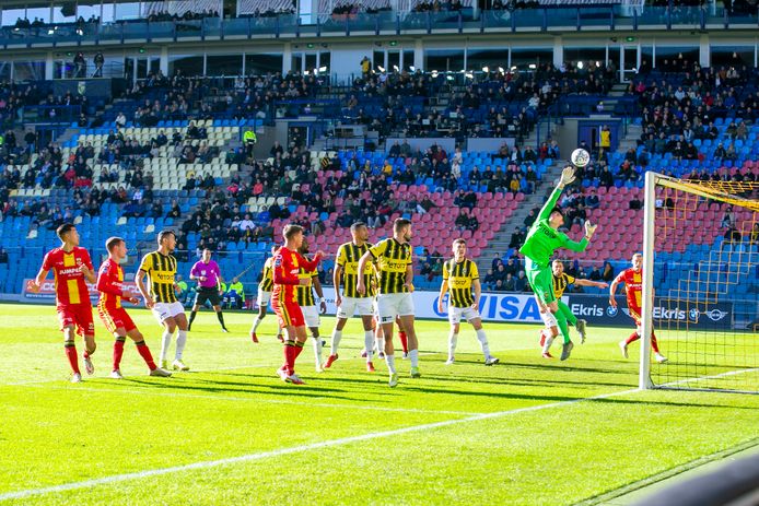 Vitesse-doelman Markus Schubert moet aan de bak na een poging van Inigo Cordoba.