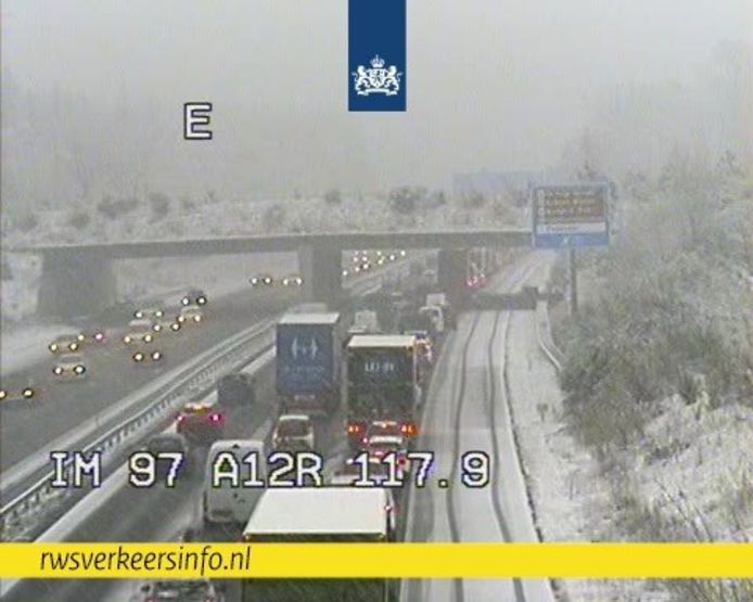 De sneeuw zorgde vanmorgen voor grote drukte op de Nederlandse snelwegen.