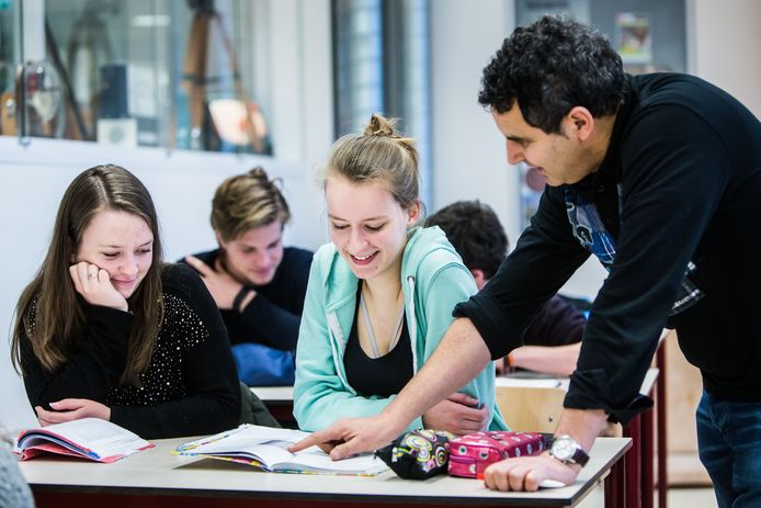 Het lerarentekort in de regio Utrecht is zó groot dat collega's uit Limburg worden ingehuurd om de boel draaiende te houden.