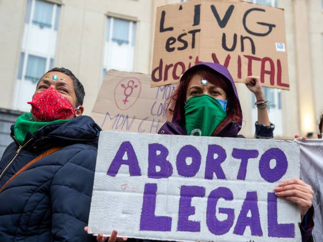 Zowat 300 betogers klagen "politieke koehandel" rond abortus aan in Brussel