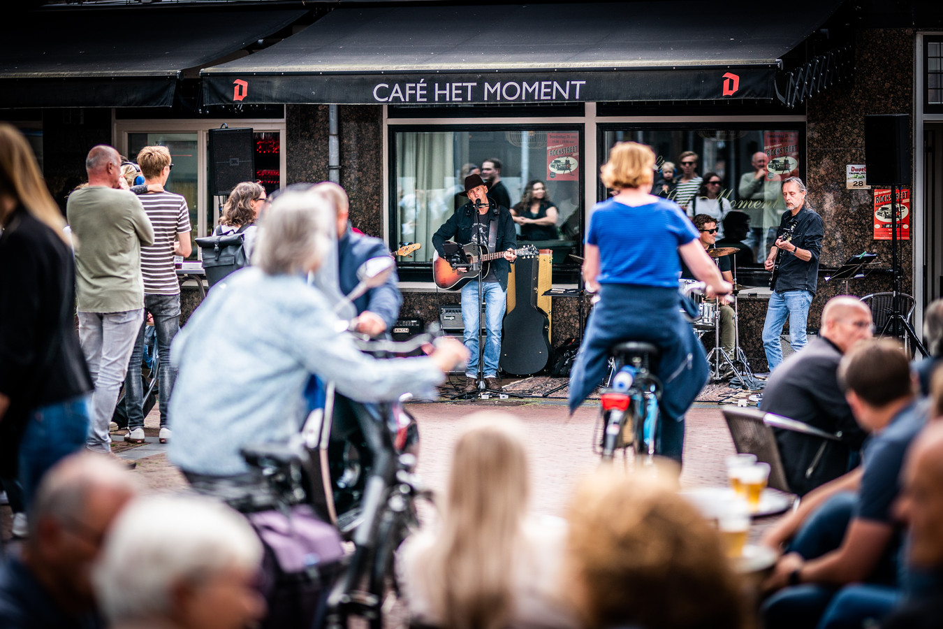 Onder het genot van een biertje genieten van de band Smell the Horse bij Cafe Het Moment. Foto: Rolf Hensel.