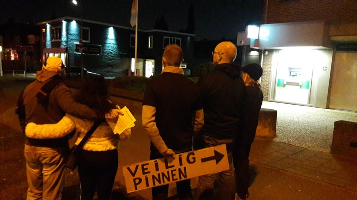De mensen van Nijmegen Rechtsaf die woensdagavond voor het eerst surveilleren.