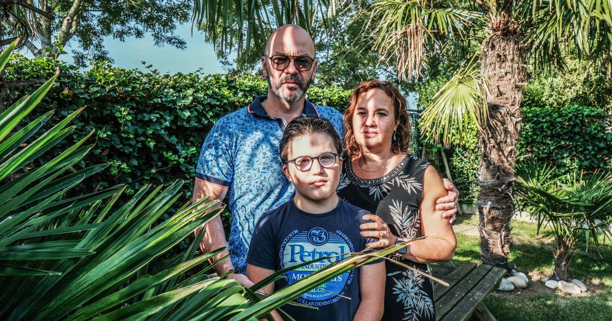 Jongen met beperking zit 4,5 uur per dag op de bus naar school en terug