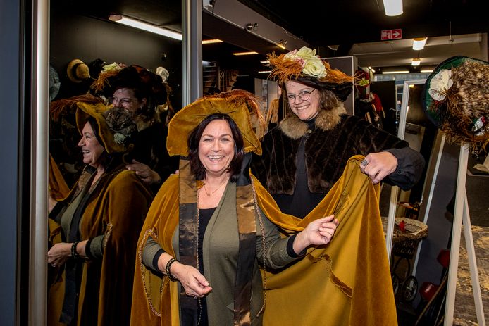 Marian van Winsen (links) en Willeke van Toorn: de drijvende krachten achter de figuranten van het Dickens Festijn Tiel.