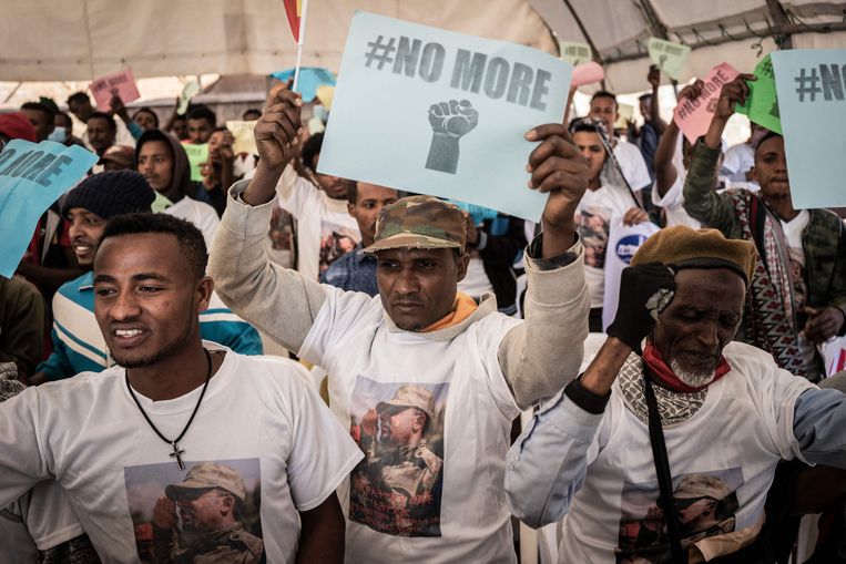 Nieuwe rekruten van het Ethiopische leger tijdens de afscheidsceremonie bij hun vertrekt uit Addis Abeba.  Beeld AFP