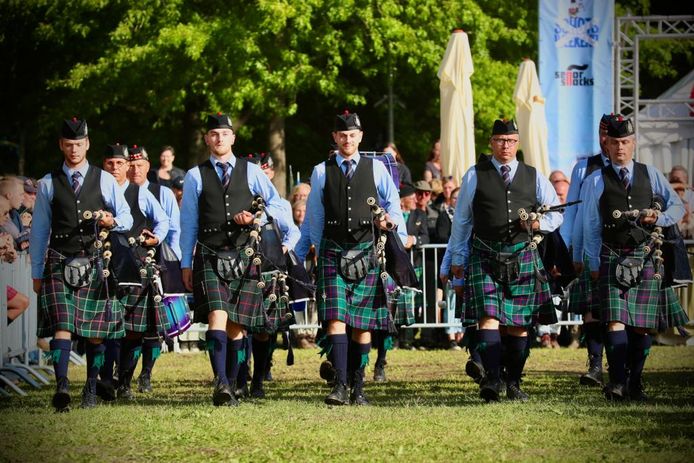 300 doedelzakspelers eren Queen Elizabeth op Schots Weekend in Alden ...