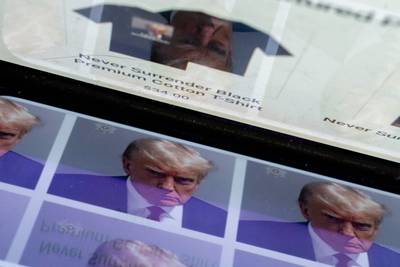 Un “mugshot” qui vaut de l’or: la campagne de Trump aurait levé des millions de dollars depuis sa photo judiciaire
