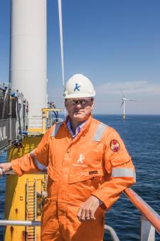 Hoge golven of niet, door Jans loopbrug kunnen mensen op zee altijd veilig overstappen