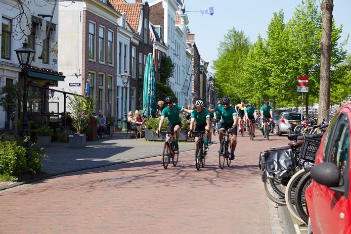 The deceased Martin's cycling friends arrive back at the café after the memorable ride.