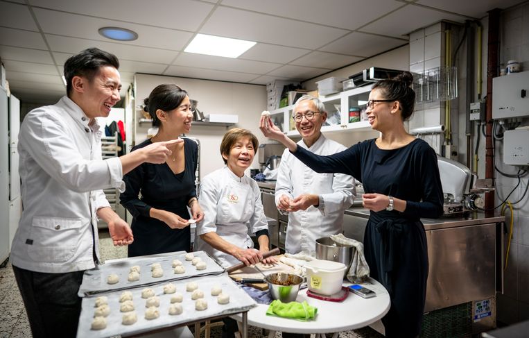 Kok Mike Tsang, gastvrouw Monica Tsang, oprichters Helena en Danny Tsang en operationeel manager Wendy Tsang in de keuken van O&O. Beeld Freek van den Bergh / de Volkskrant