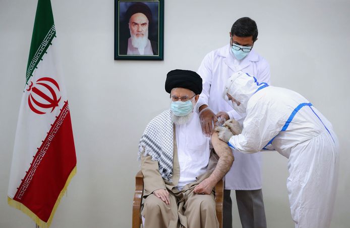 L'ayatollah Khamenei, "Guide suprême" d'Iran, reçoit sa seconde dose du vaccin anti-Covid (23 juillet).