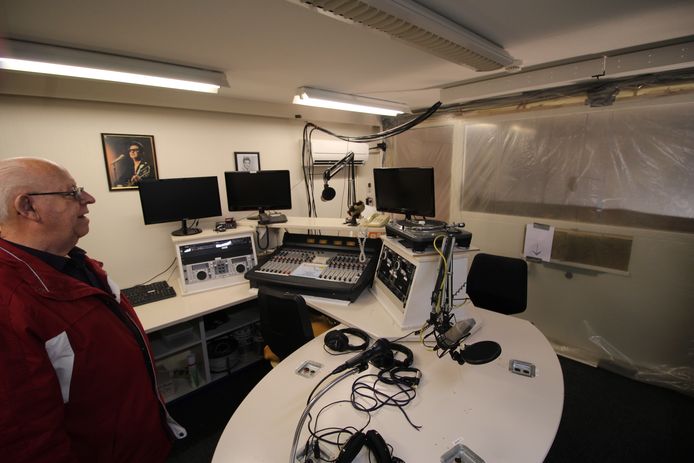 Kees de Jong in de ruimte die tijdelijk als studio dient. Zo kunnen de uitzendingen tijdens het werk doorgaan. Het plastic (rechts op de foto) vormt de afscheiding met de nieuwe studioruimte.