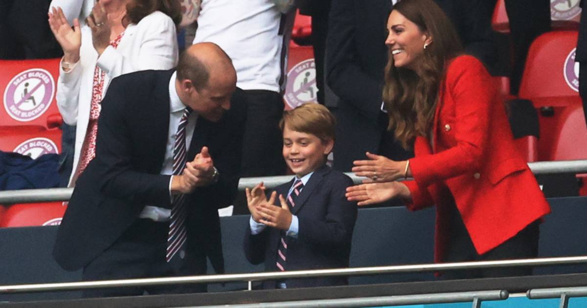 nel quadro.  Il principe George ha permesso di partecipare per la prima volta al campionato europeo di calcio con David Beckham e Ed Sheeran |  spettacolo