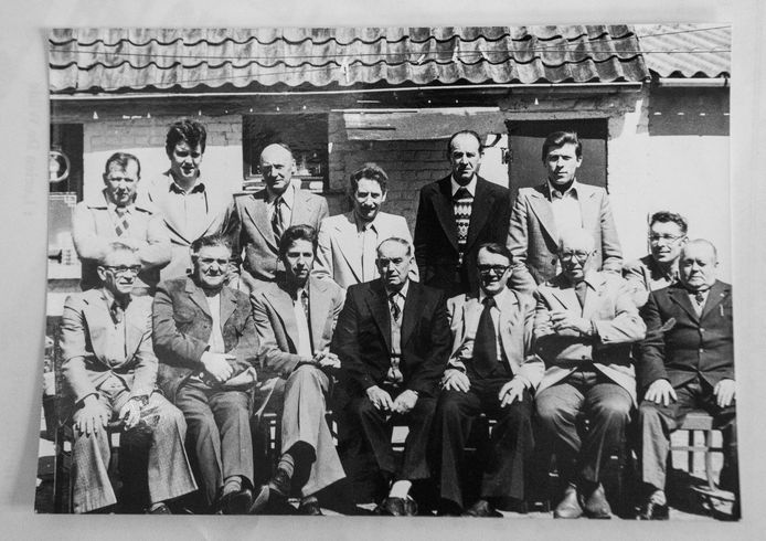 De eerste bestuursploeg van Sportclub Laarne in 1946.