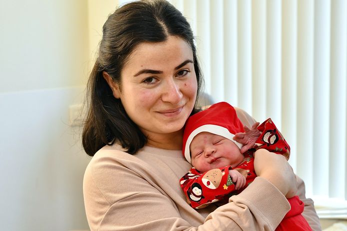 Mira Horn is het eerste kerstekindje uit Mandelstreek.